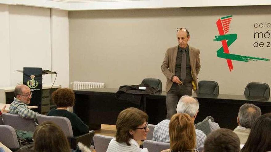 Roberto Aguilar, en la asamblea de los médicos.