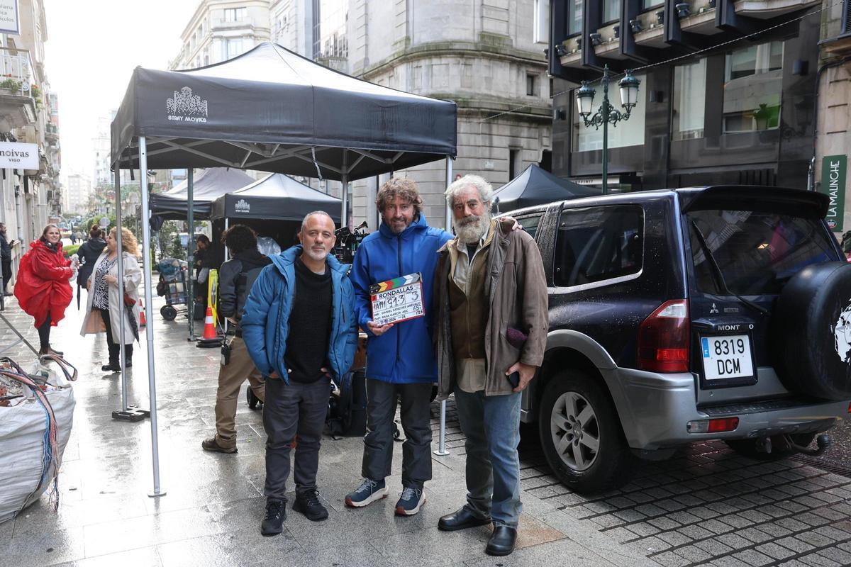 El director Daniel Arévalo (centro) junto a los actores Javier Gutiérrez (izq. ) y Carlos Blanco (der.) en el rodaje de «Rondallas», en Marqués de Valladares