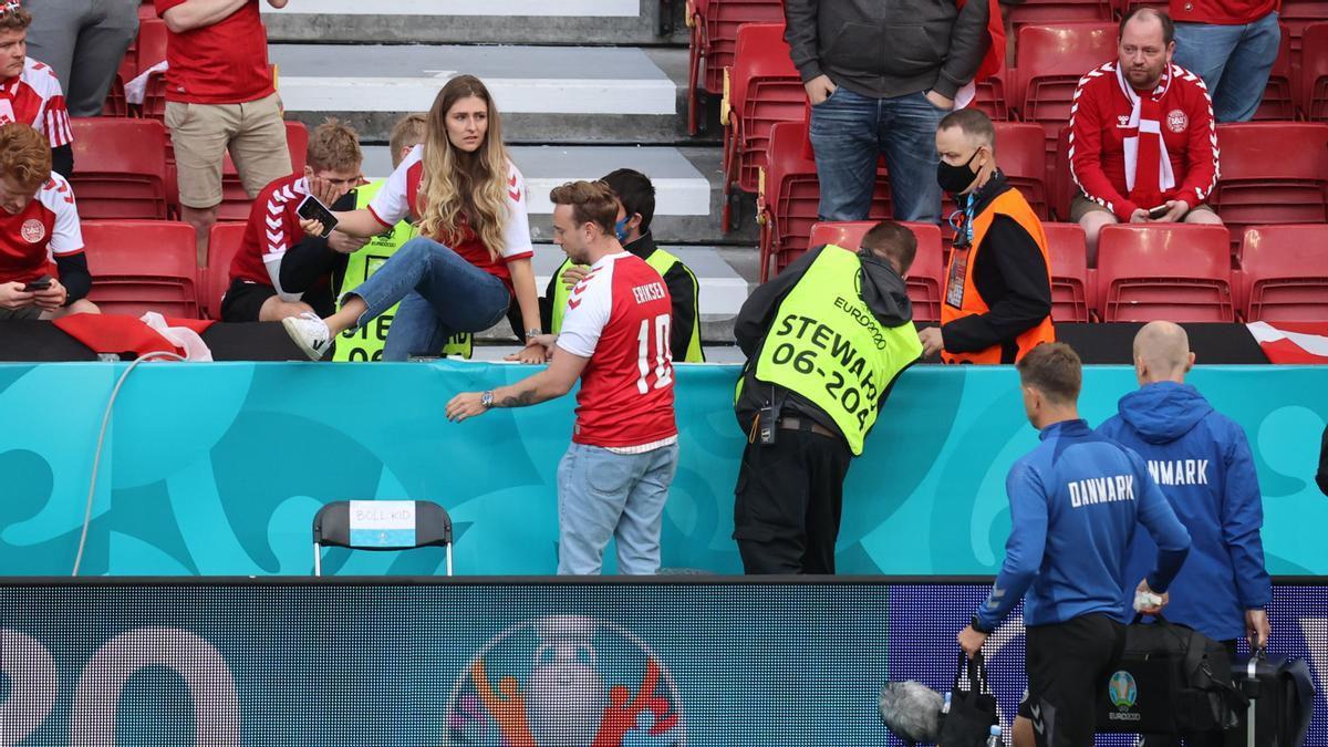 La hermana de Christian Eriksen baja al césped del Parken de Copenhague alarmada.