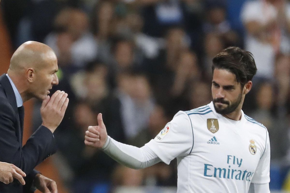 El entrenador del Real Madrid, Zinedine Zidane, da instrucciones a Isco, durante el partido de la novena jornada de Liga en Primera División que Real Madrid y Eibar juegan esta noche en el estadio Santiago Bernabéu.