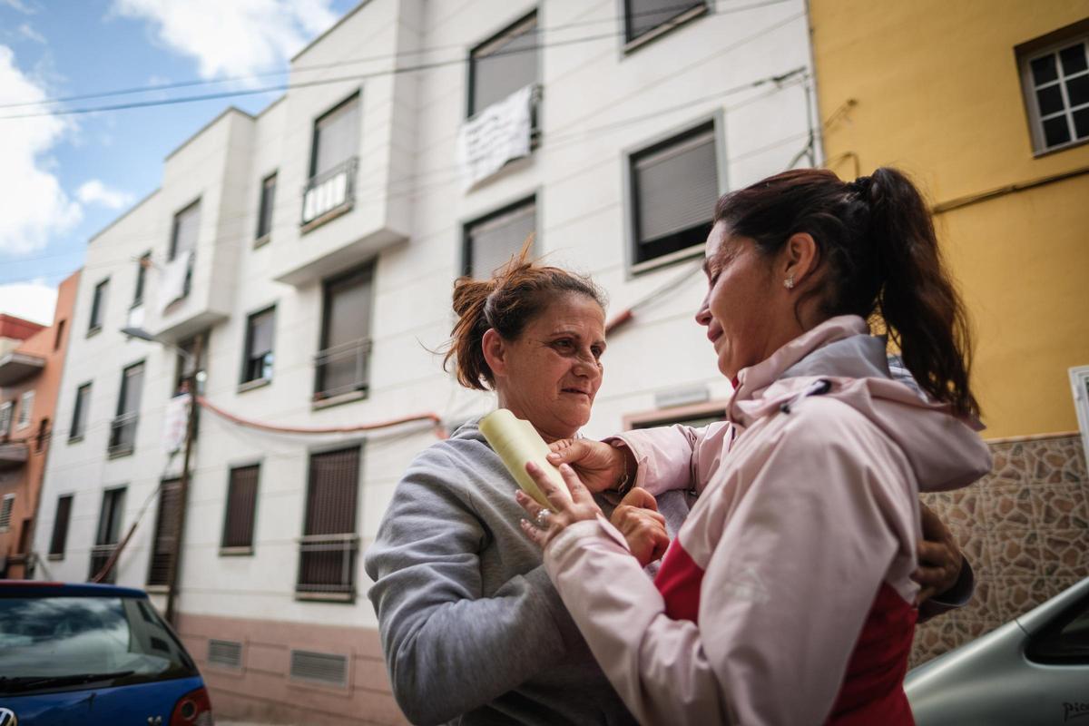 Beatriz Gutiérrez junto a una vecina cerca de la que ha sido su casa durante casi nueve años.
