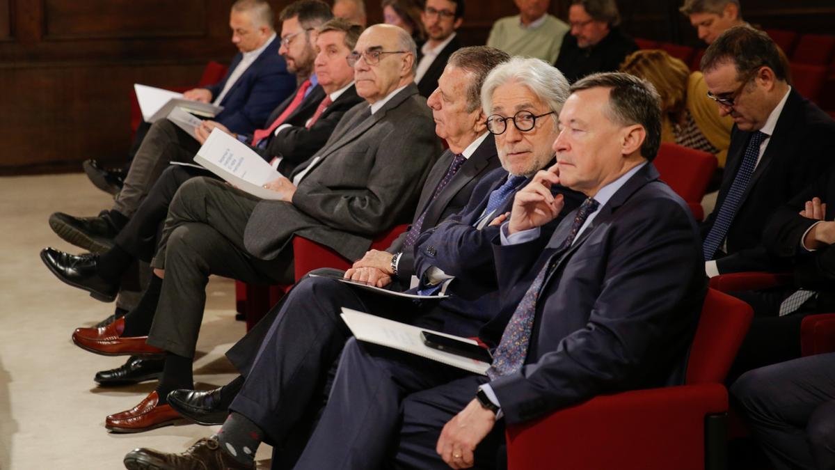 El presidente de Foment del Treball, Josep Sánchez Llibre (segundo por la derecha), durante la presentación del informe.