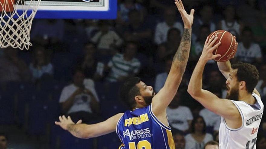 El Real Madrid lucha por el balón ante el UCAM.