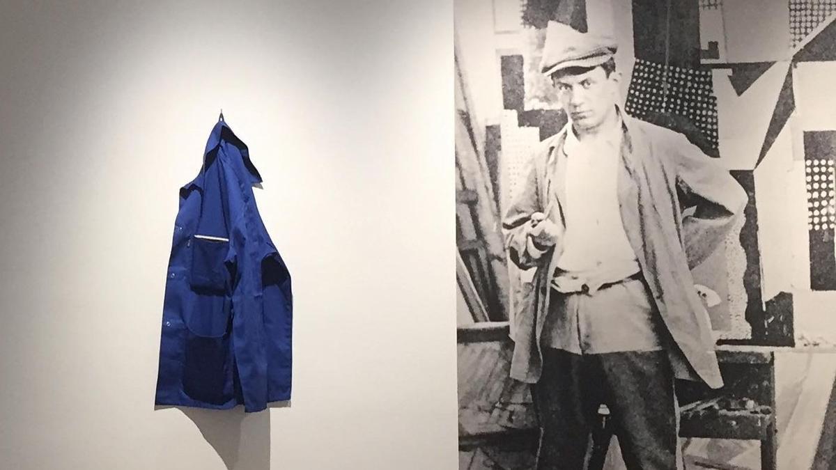 En el museo Picasso de Paris, Francia, una abuelita confundió una obra de arte con una chaqueta olvidada y se la llevó a su casa.