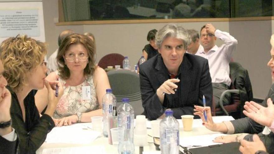 Felipe Carrasco (de cara a la cámara) durante la primera sesión de la comisión en Bruselas.