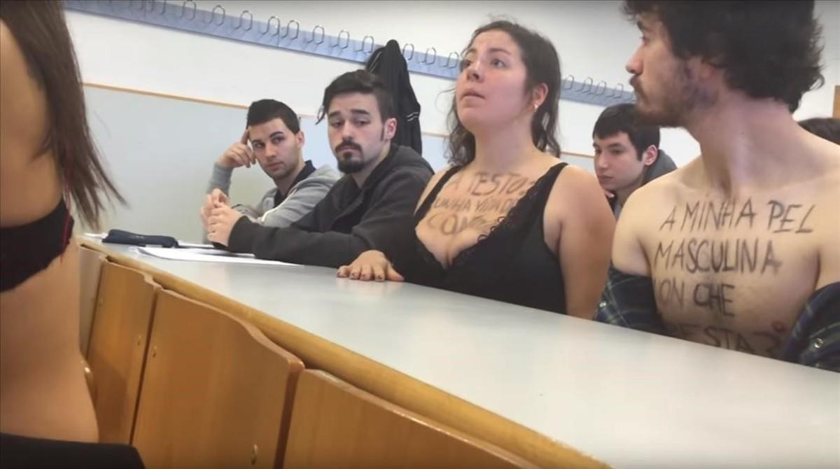 Un grupo de estudiantes se quedaron el pasado martes en sujetador ante Luciano Méndez, el profesor que le dijo a una alumna que su escote le distraía para impartir la clase.