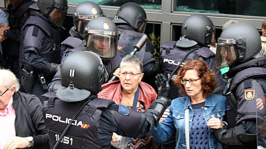 Els agents envolten dues dones a l&#039;Escola Nostra Llar de Sabadell