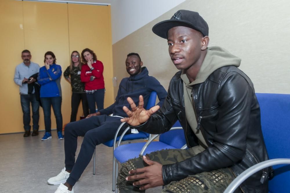 Los jugadores del Oviedo Uwusu y Yeboah visitan a los alumnos del colegio Carmen Ruiz Tilve