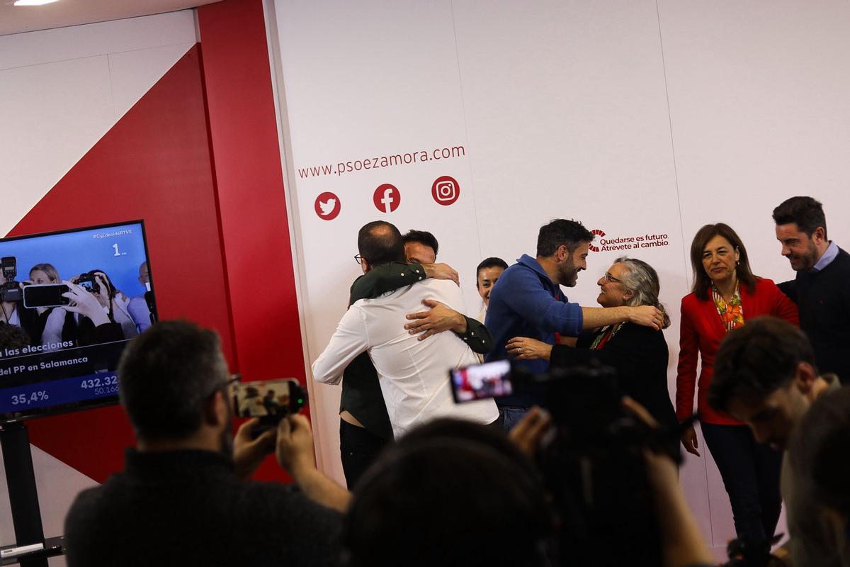 Elecciones en Castilla y León: Los socialistas de Zamora celebran que revalidan sus tres procuradores Elecciones en Castilla y León: Los socialistas de Zamora celebran que revalidan sus tres procuradores