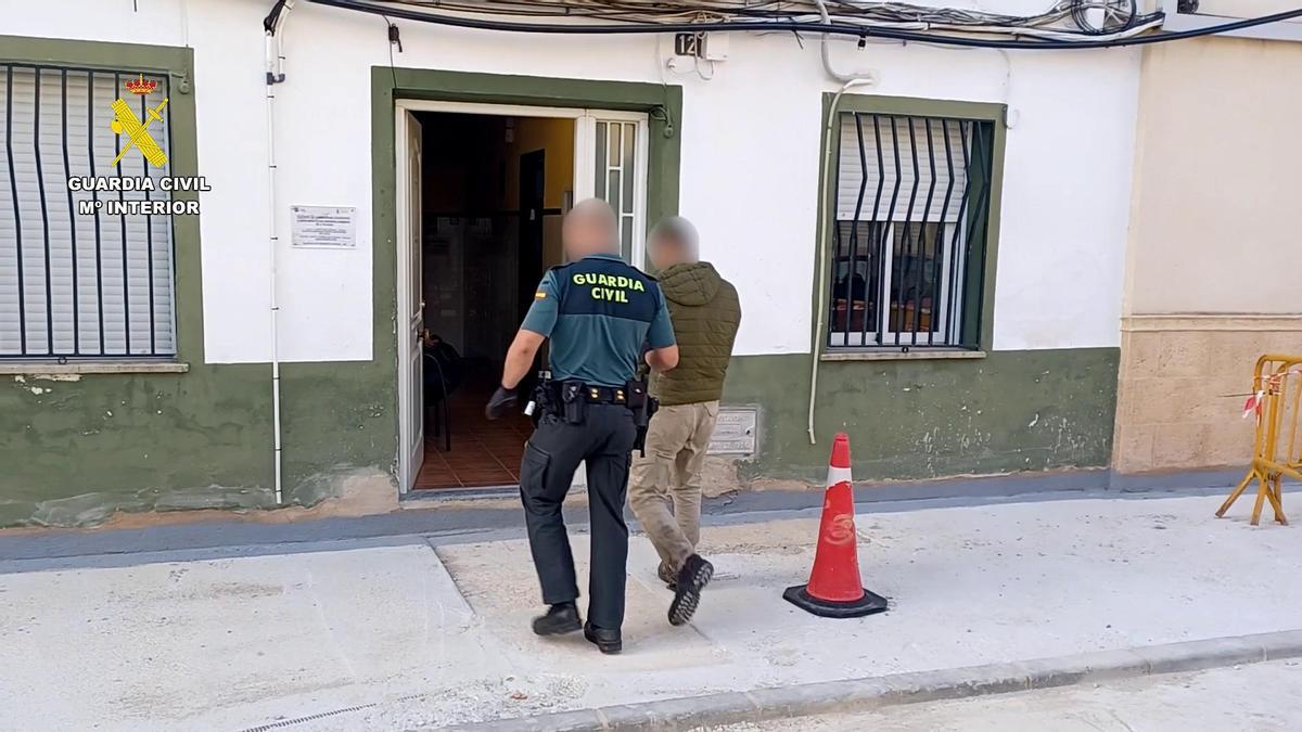 Traslado de uno de los detenidos