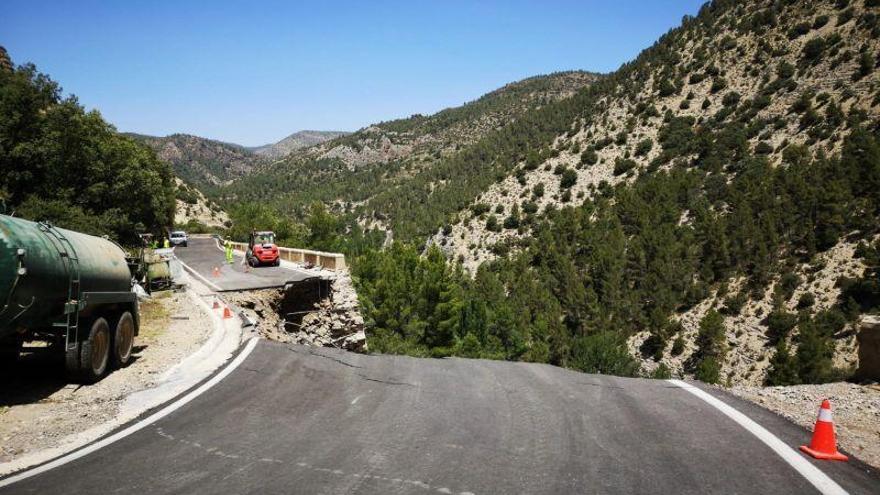 Fallecen dos trabajadores al caer su grúa por un barranco en Arcos de las Salinas (Teruel)