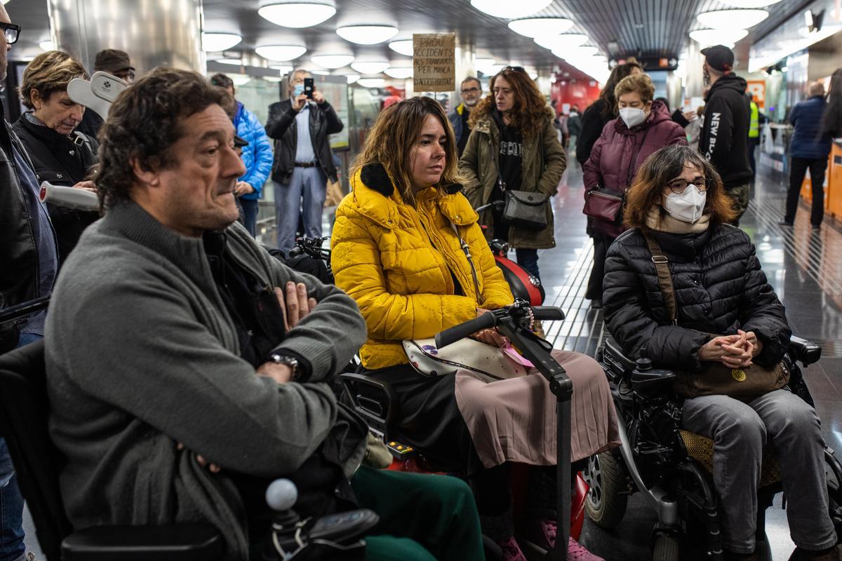 Personas con movilidad reducida piden mejoras en trenes, buses y estaciones para evitar accidentes y obstáculos en el acceso al transporte público