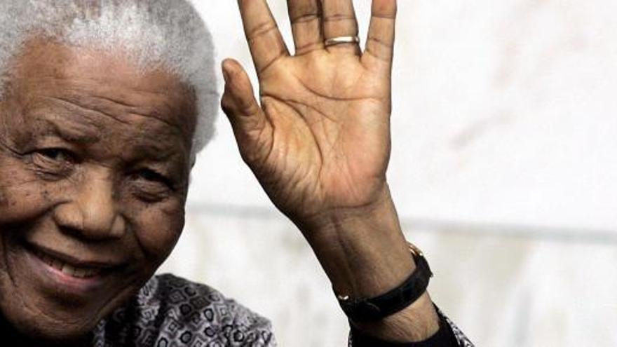 Mandela cumple 93 años entre el elogio y una débil salud