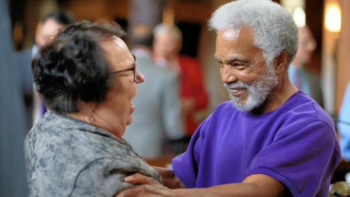 Los senadores Kathy Campbell y Ernie Chambers celebran la decisión del Senado de prohibir la pena de muerte, el miércoles en Lincoln (Nebraska).