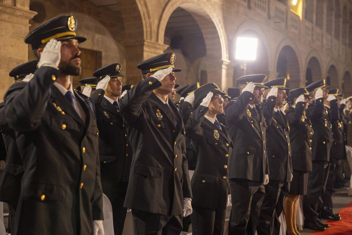 Los agentes de la Policía Nacional, ayer tarde en formación.