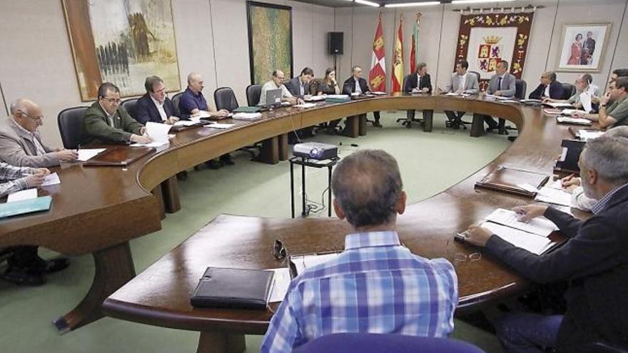 Miembros de la Junta Consultiva de la Reserva Sierra de la Culebra durante una reunión.