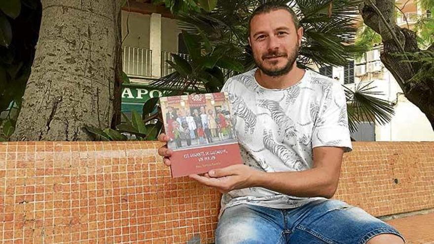 Pau Tomàs muestra su libro en la plaza Reina Maria Cristina de s´Arenal, popularmente la plaza Naranja.