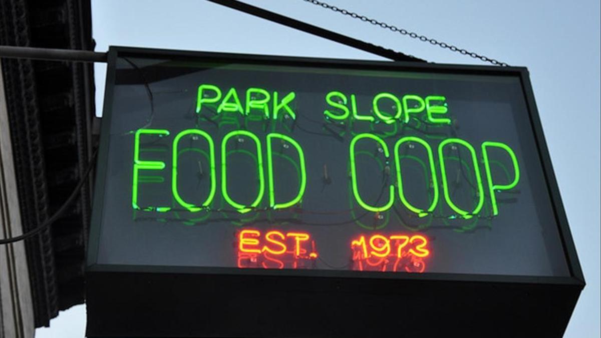 La Park Slope Food Coop es un supermercado gestionado por los socios y de su propiedad  fundado en 1973 por un grupo de vecinos que buscaban poner comida saludable a precios asequibles a disposicion de todo el barrio  Le Coop abastece a Brooklyn  y mas alla  de productos y alimentos de calidad al mismo tiempo que funciona como un centro comunitario y un lugar de encuetro para sus socios-duenos