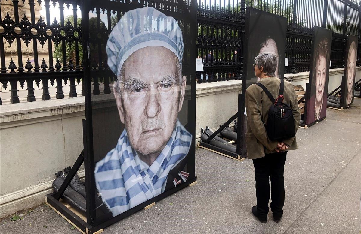 La céntrica avenida Ring de Viena expone desde ayer martes y hasta el 31 de mayo próximo, una treintena de grandes retratos de supervivientes del Holocausto, producidos por el fotógrafo y realizador de cine italo-alemán Luigi Toscano, con el objetivo de luchar contra el olvido del genocidio.