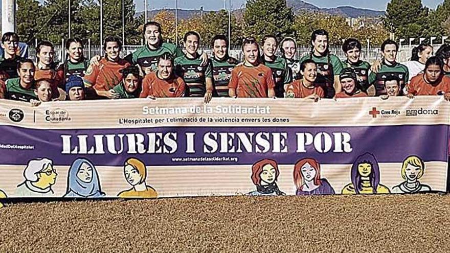 Las jugadoras del INEF Hospitalet y del Shamrock Rc posan juntas antes de disputar su semifinal de la Copa catalana.