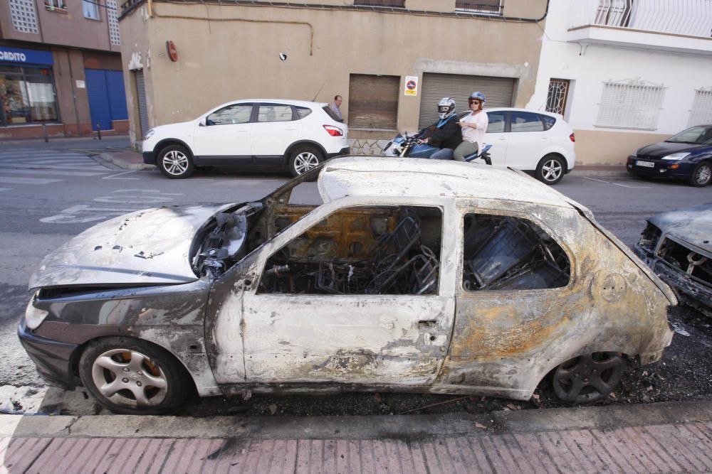 Cremen tres vehicles a Sant Feliu de Guíxols