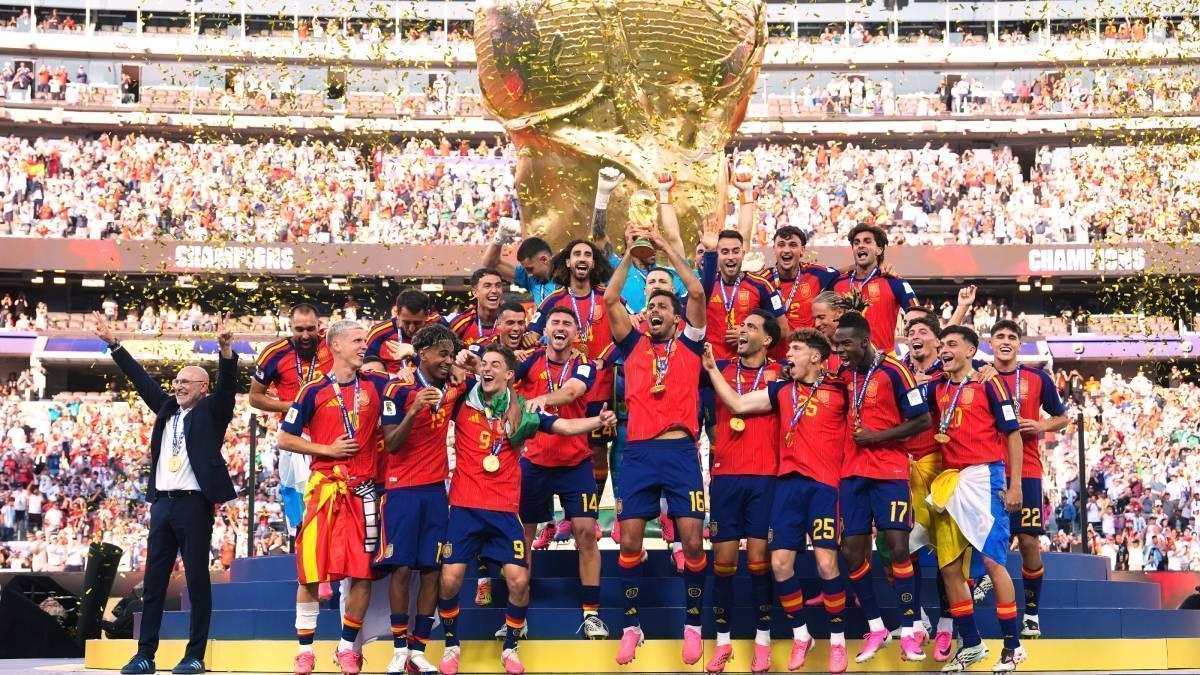 Los jugadores de España levantan la copa del mundo.
