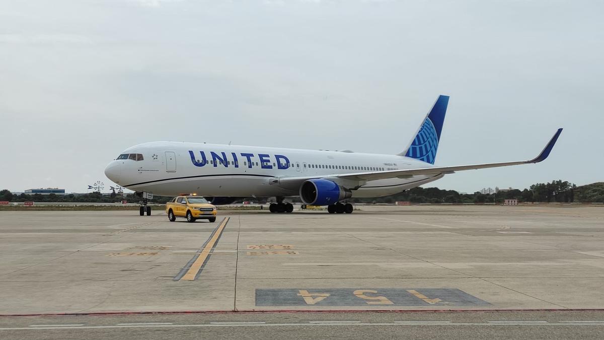 Eine Maschine der Fluggesellschaft United Airlines landet auf dem Flughafen Son Sant Joan (Symbolbild).