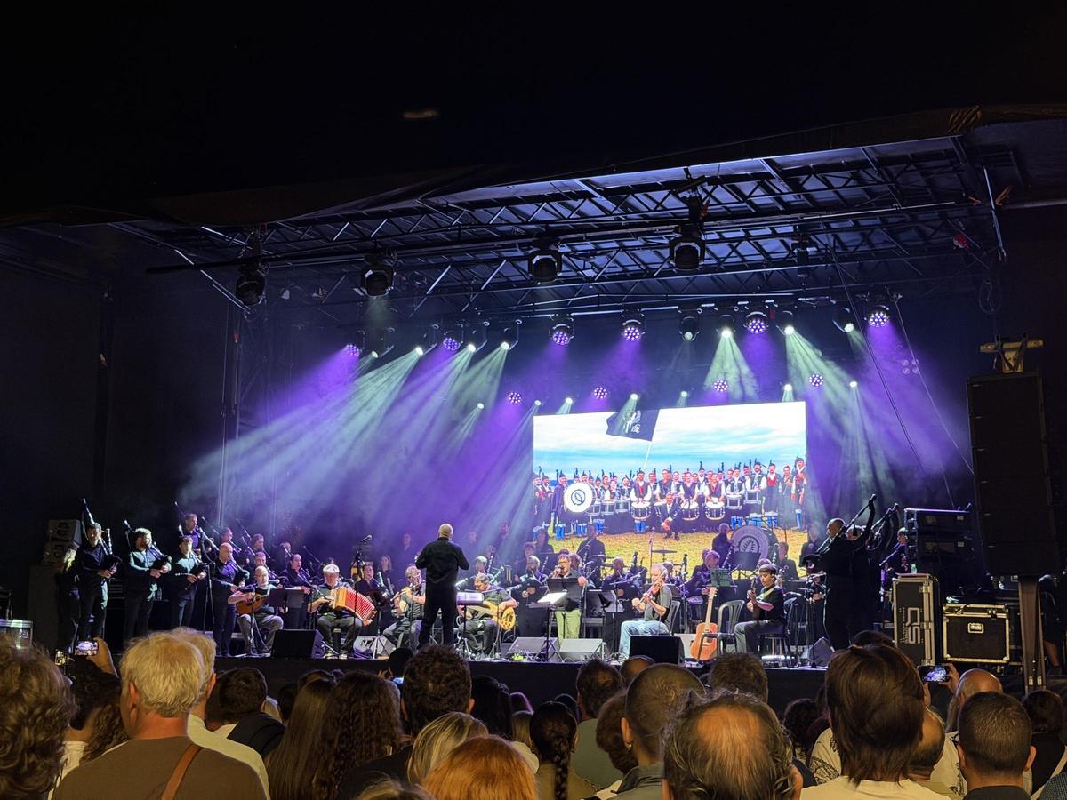 Concierto de la Banda Gaites Llacín en Llanes.