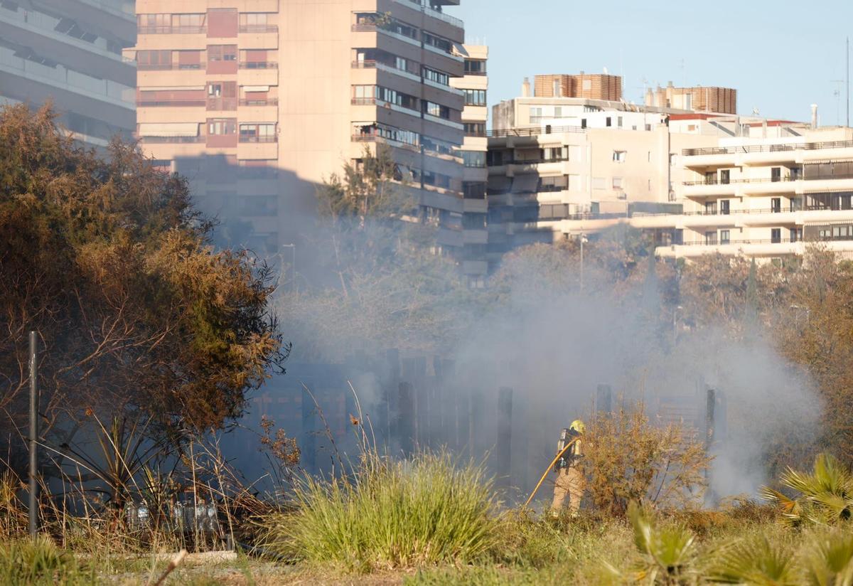 Los bomberos apagan el incendio del refugio detrás de Casa Mediterráneo en Alicante Los bomberos apagan el incendio del refugio detrás de Casa Mediterráneo en Alicante