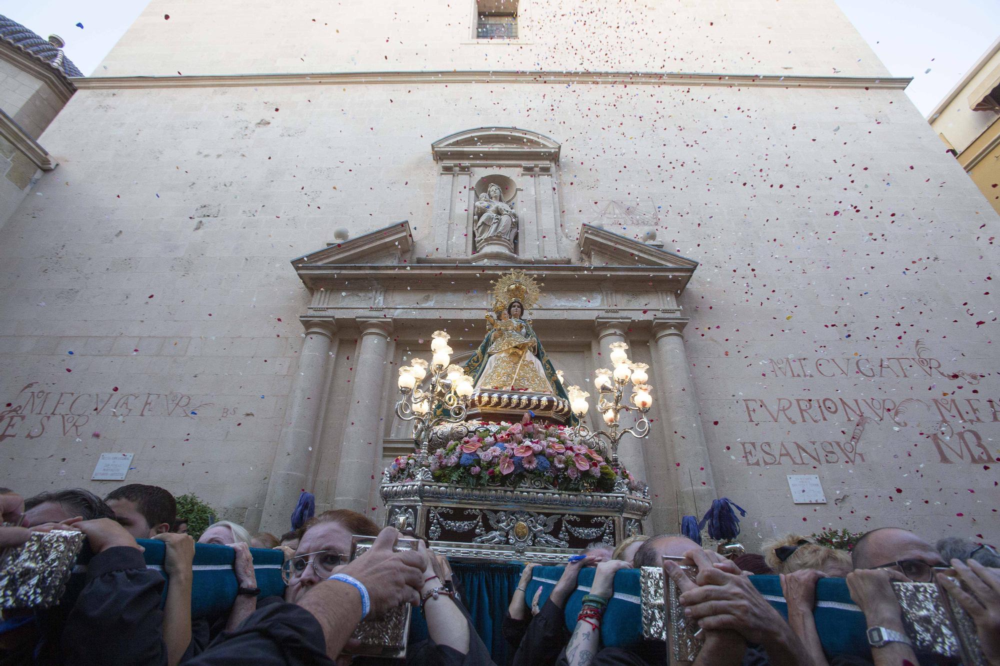 La Patrona de Alicante, la Virgen del Remedio, vuelve a recorrer las calles tras el parón de la pandemia