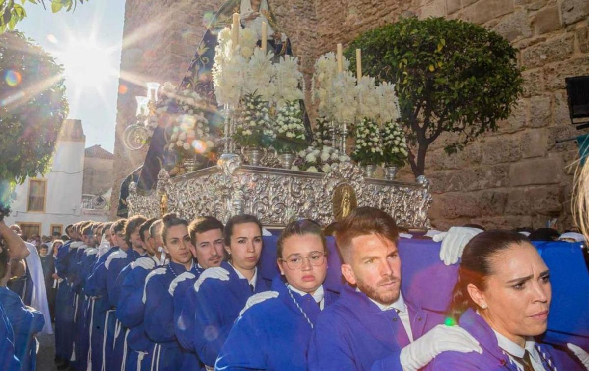 La Virgen de la Amargura, en una procesión por el casco antiguo de Marbella. | L.O.