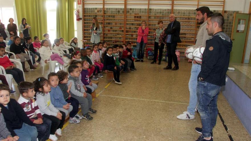 Jugadores del Cartagena visitan a los niños de La Concepción