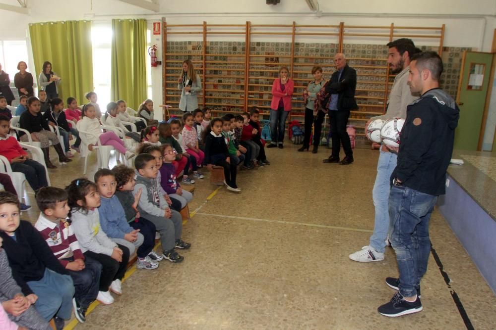 Futbolistas del Cartagena visitan un colegio