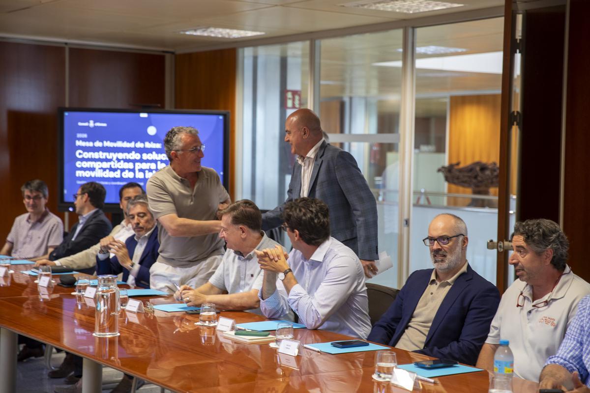 El presidente Vicen Marí junto a otros representantes que integran la mesa de movilidad para dialogar sobre posibles medidas
