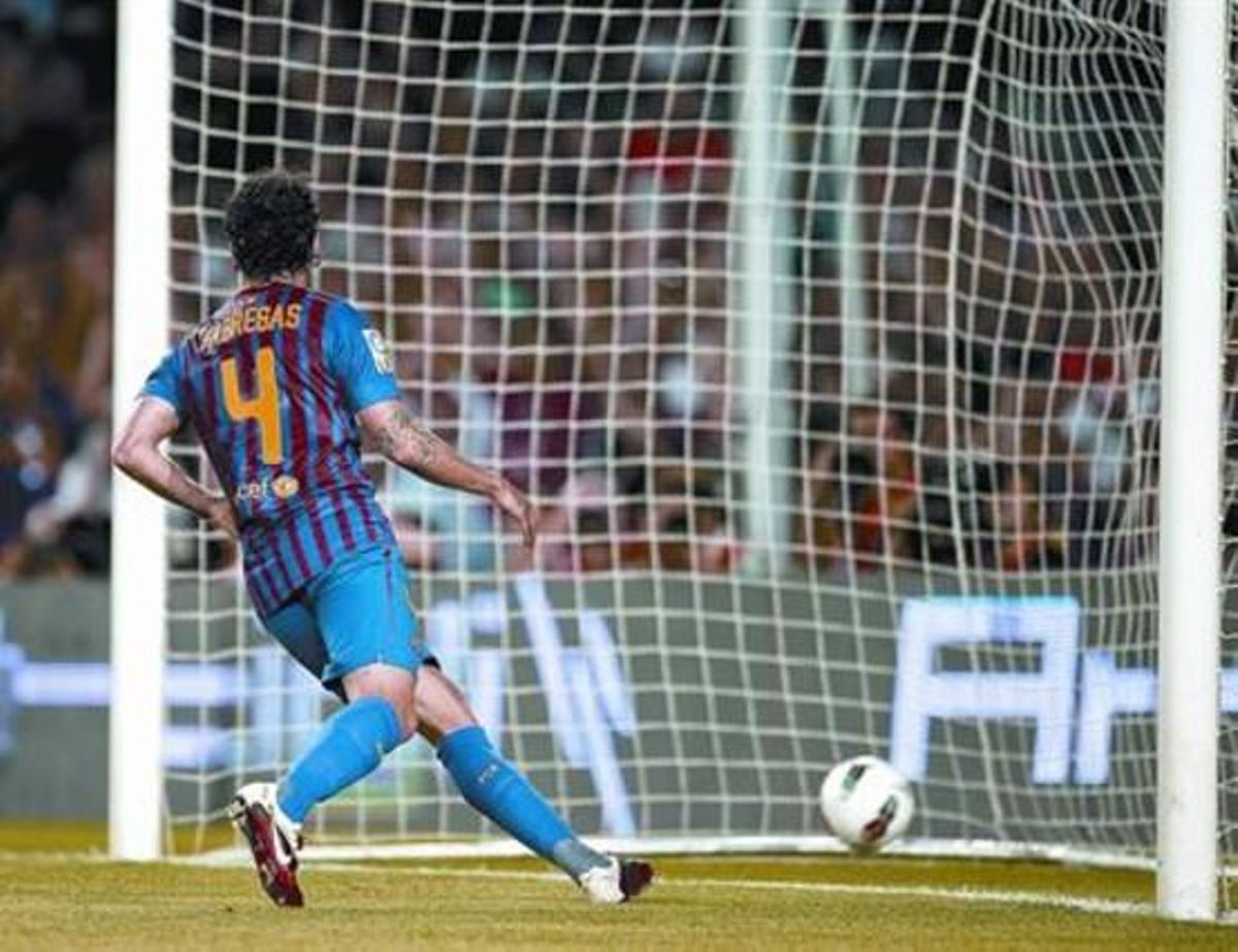 Cesc remata sol un centre d’Adriano per anotar el primer gol del Barça, ahir al vespre al Camp Nou. Cesc remata sol un centre d’Adriano per anotar el primer gol del Barça, ahir al vespre al Camp Nou.