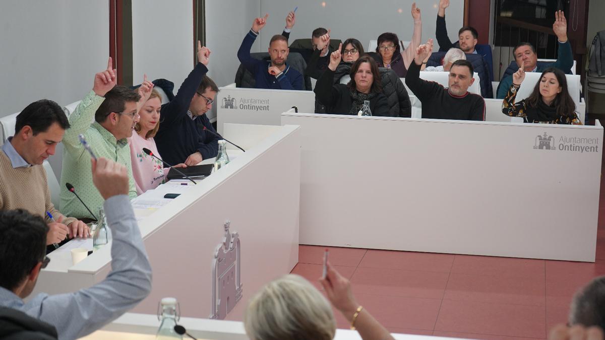 Momento de la aprobación del protocolo en el pleno de Ontinyent.