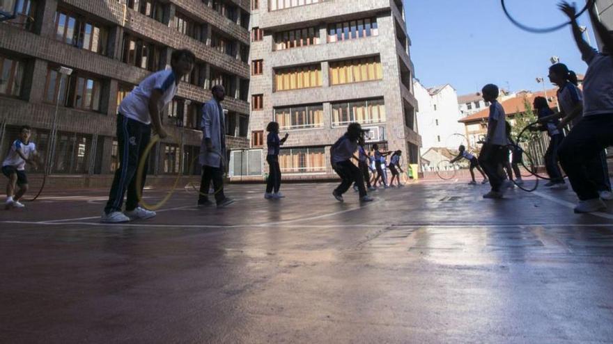 Niños jugando en el patio de un colegio. | Miki López