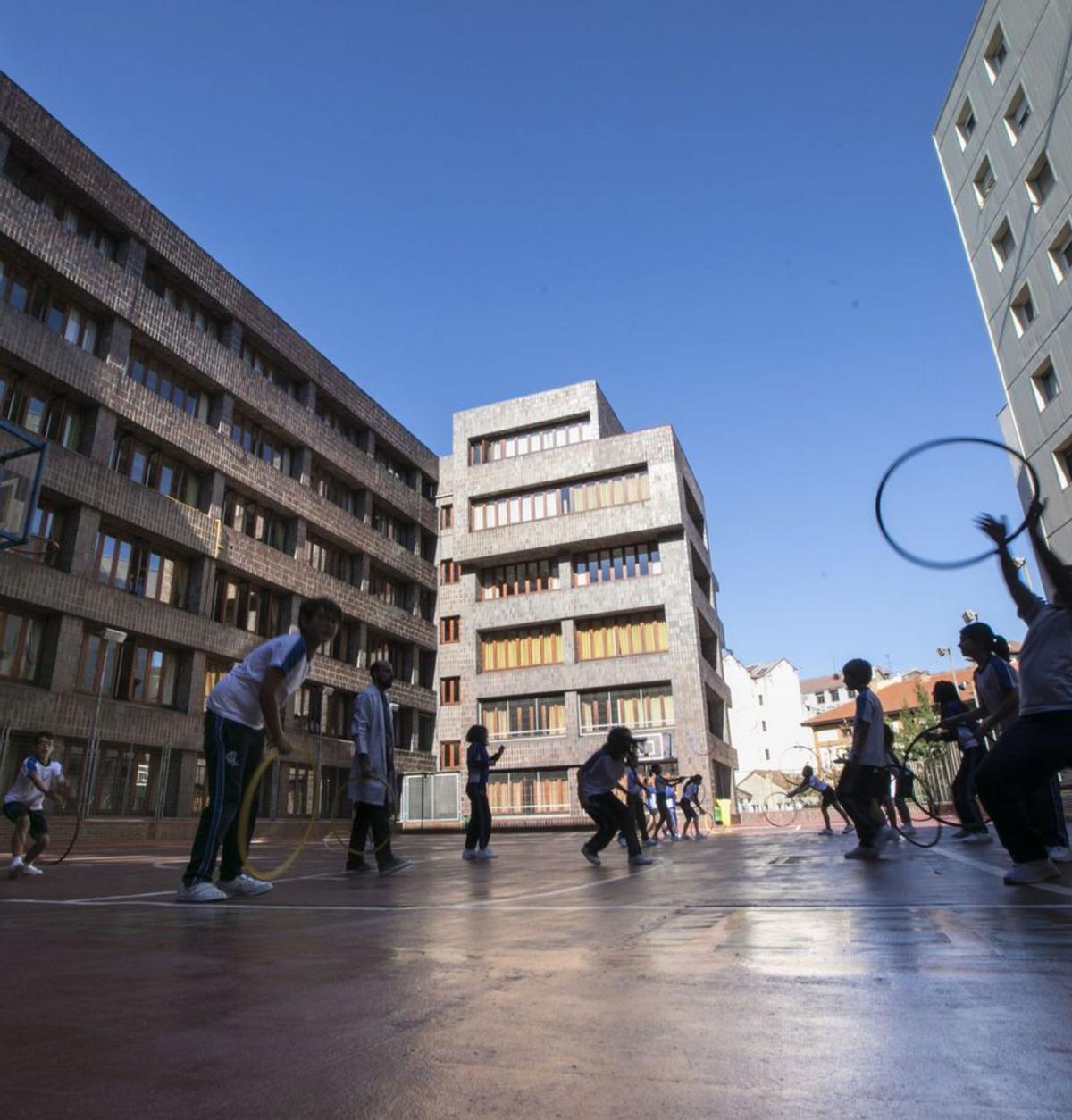 Niños jugando en el patio de un colegio. | Miki López