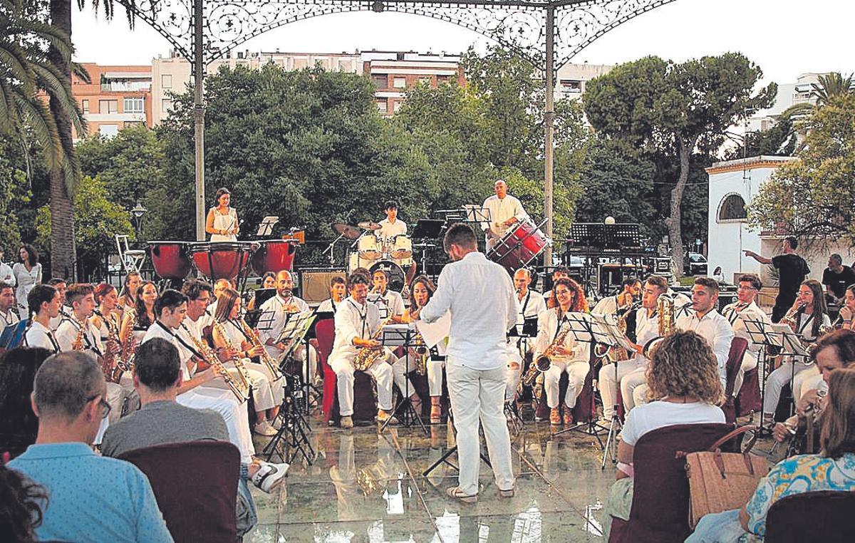 Alumnos del conservatorio Marcos Redondo, de Pozoblanco, en plena interpretación.
