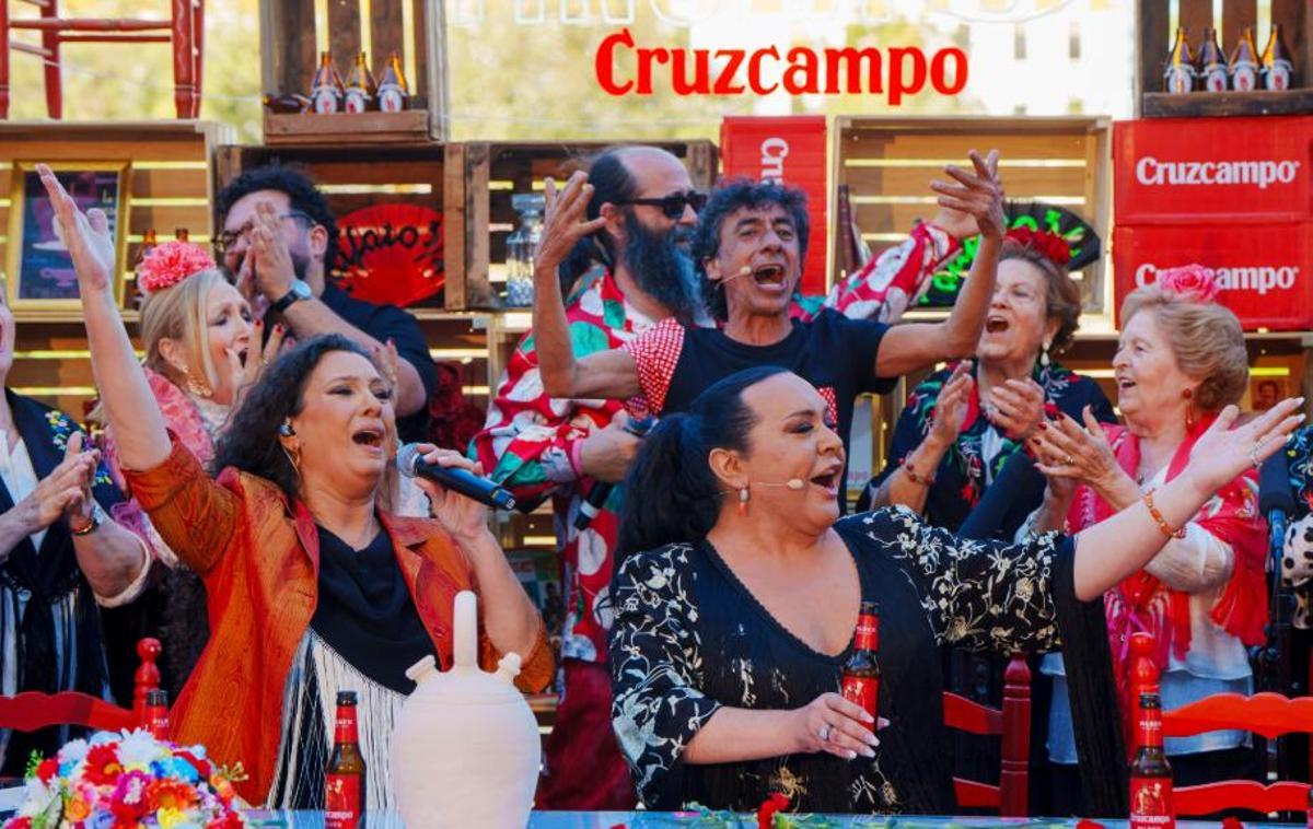 La 'Tiny Mesa Camilla' de Cruzcampo contó con la interprepatación de Falete, Tomasito y el Coro Azahar de Cantillana.