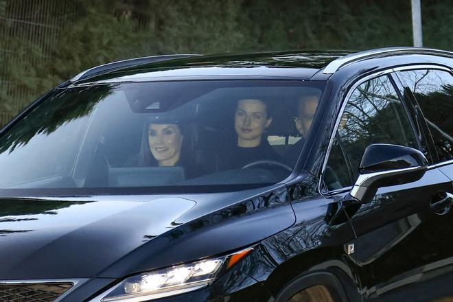 Otra imagen de los Reyes y la princesa Leonor en su coche