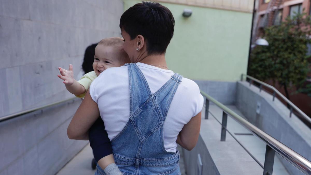 Marta Corrdera y su hija Ona durante la entrevista con EL PERIÓDICO