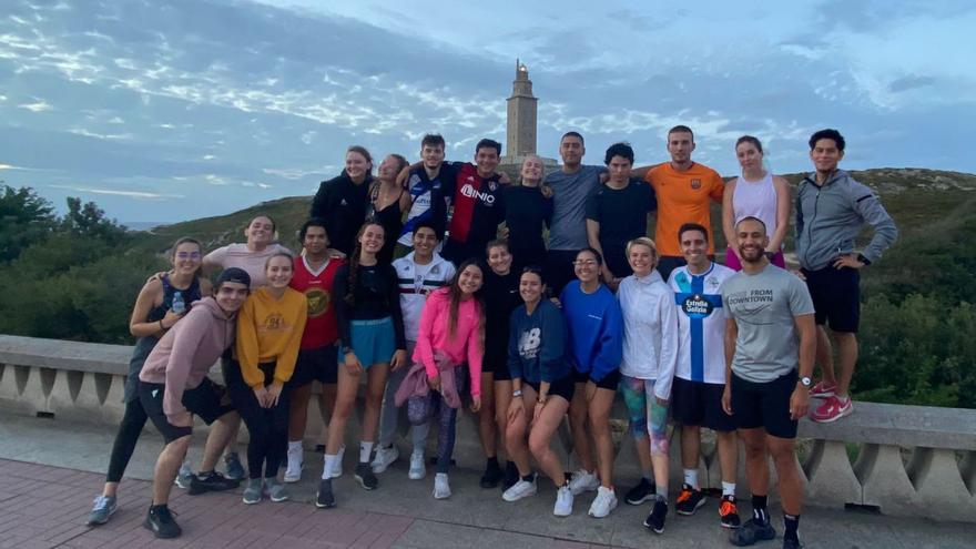 Partido de voley playa de estudiantes de Erasmus en el Orzán.   | // LOC