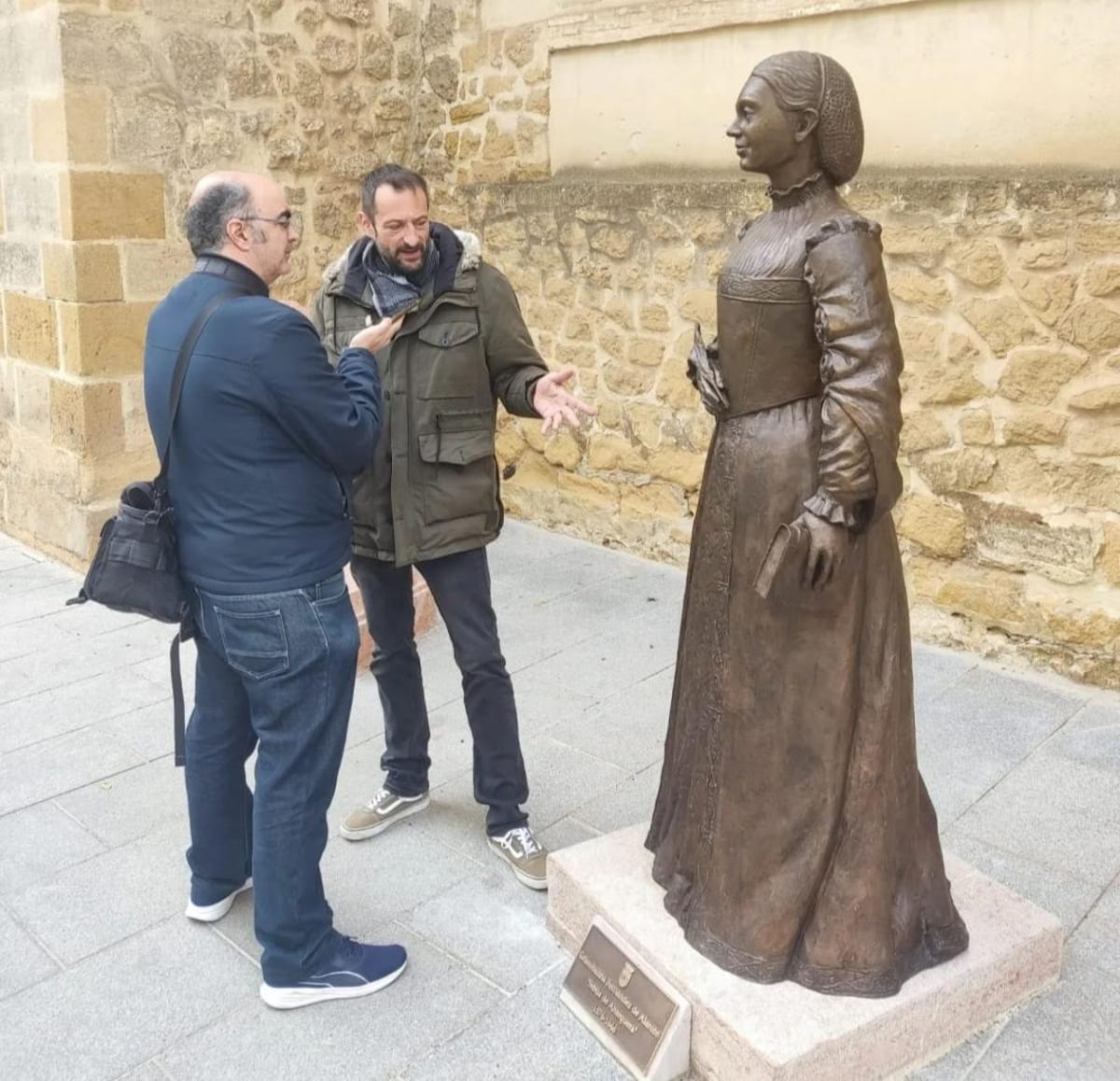 El escultor zamorano entrevistado delante de la escultura de la poeta de Antequera