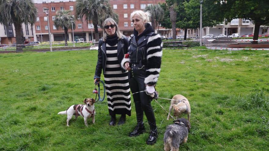 Alejandra Aparicio y Yolanda Fernández, ayer, en la plaza de La Habana.