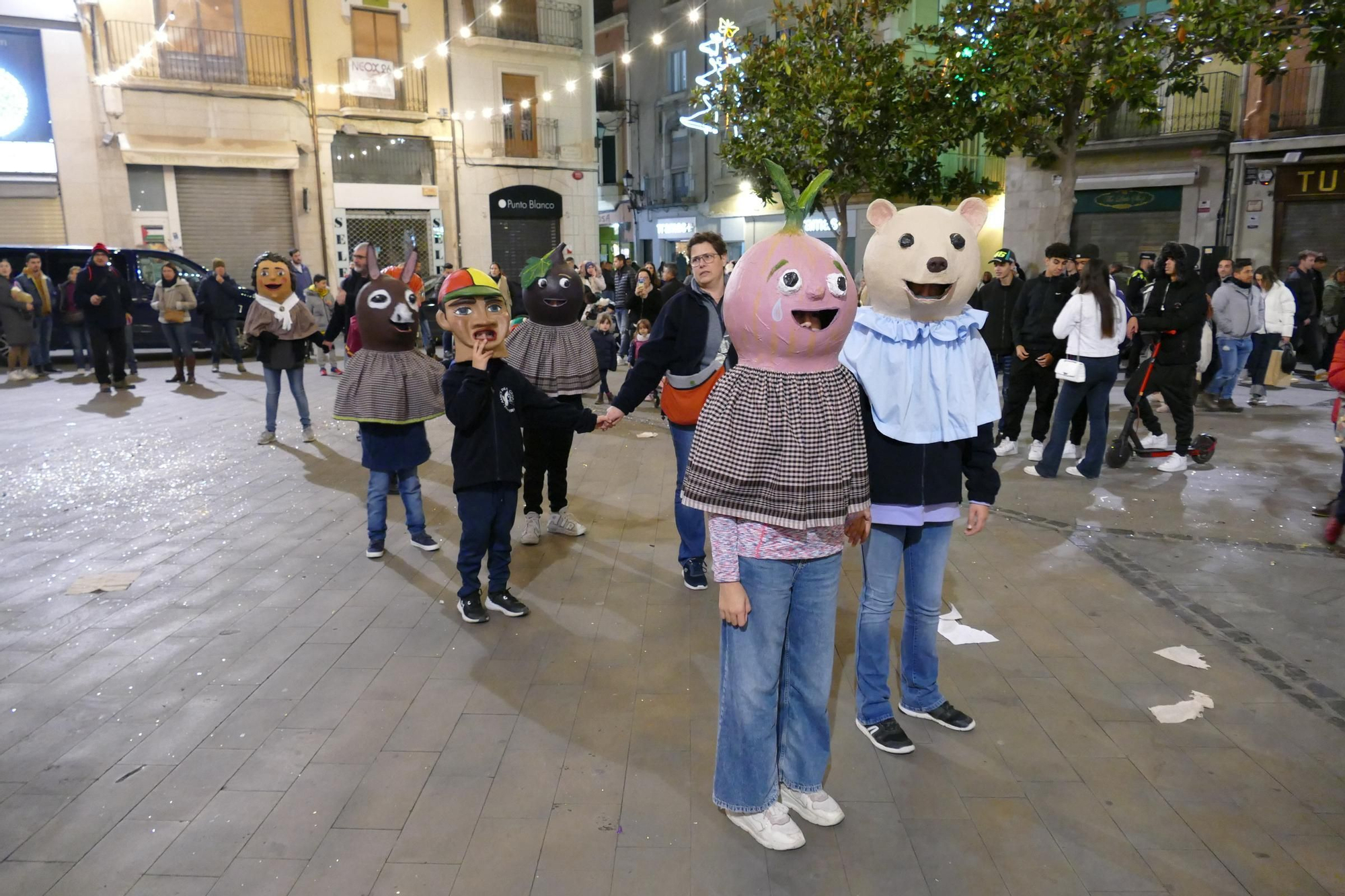 Figueres estrena sis nous capgrossos amb una cercavila pel centre de la ciutat