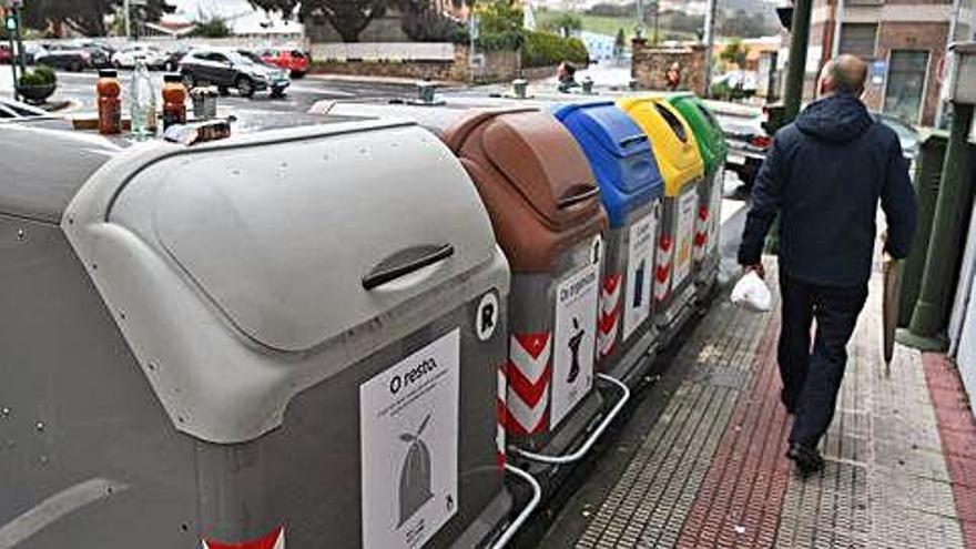 Contenedores de basura ubicados en Arteixo.