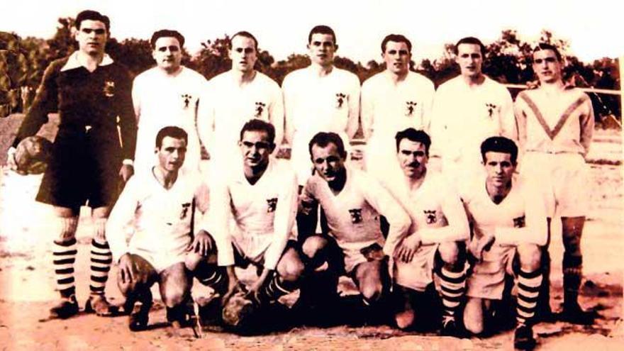 CD Llosetense de la temporada 1951-52 (partido de ida Campeonato de Baleares frente al Menorca jugado en ´son Bal.le´). I-D (Arriba): B. Ramón, Sastre, Gasparín, Barceló, Genovart, Capó y Calderón. I-D (Abajo): P. Cañellas, Ramis, Ferrer, Escandell y Coll.