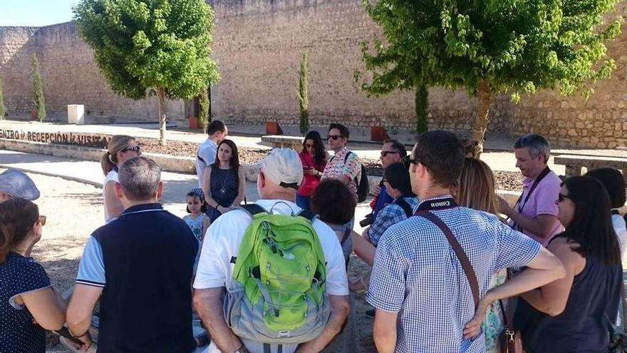 Los blogueros escuchan las explicaciones de la guía sobre el alcázar de Toro.