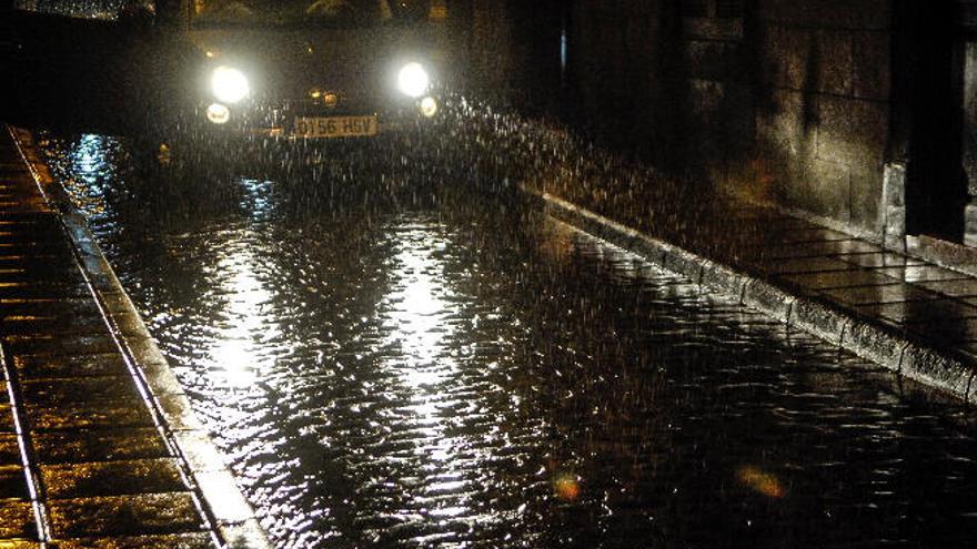 Lluvia intensa durante la madrugada de ayer en la capital.